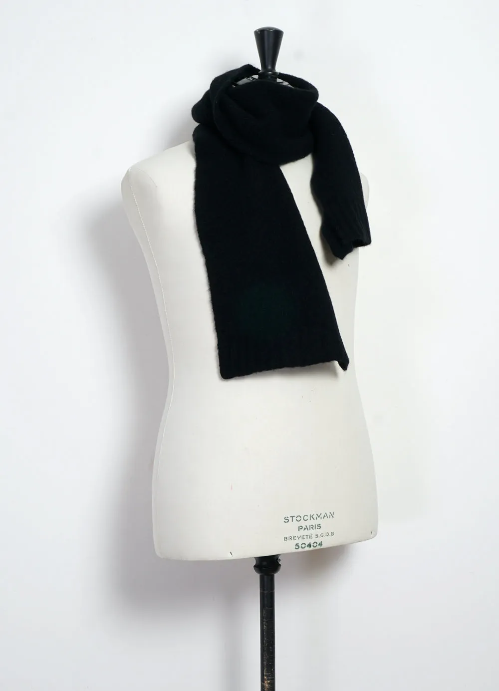 LARS 28-09-2 | Knitted Scarf | Fuzzy Black