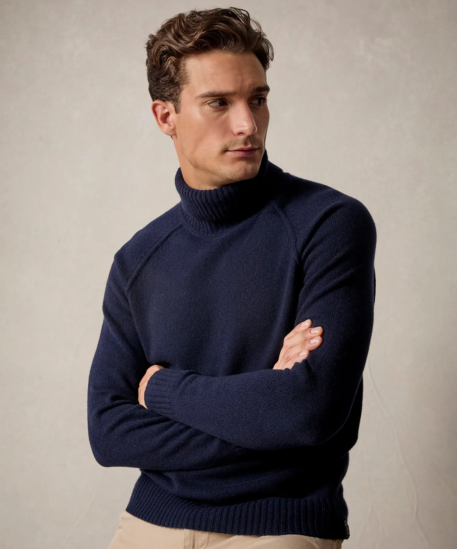 Nomad Cashmere Turtleneck in Navy